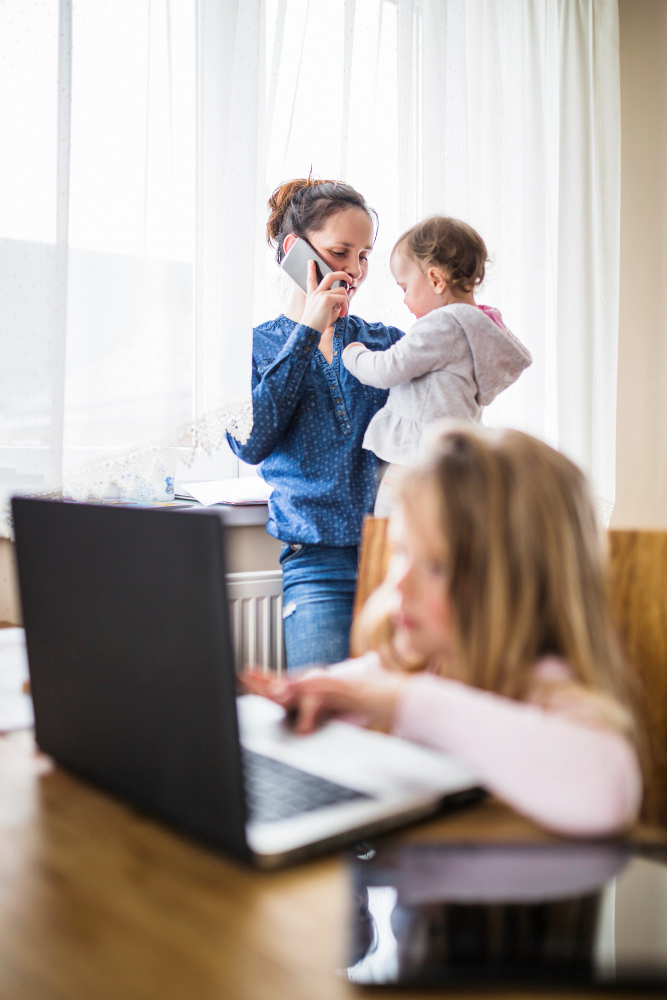 Política y Maternidad: Navegando por los desafíos de ser madre en el ámbito político